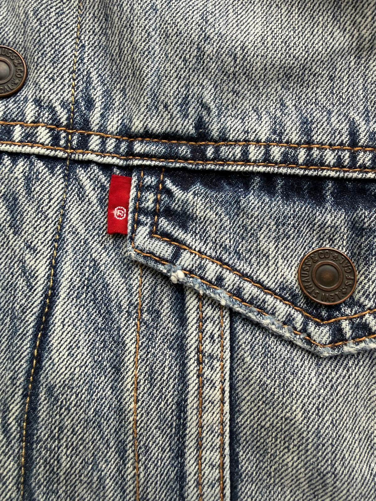 Levi’s Sherpa Trucker Denim Jacket – Light Wash (M)