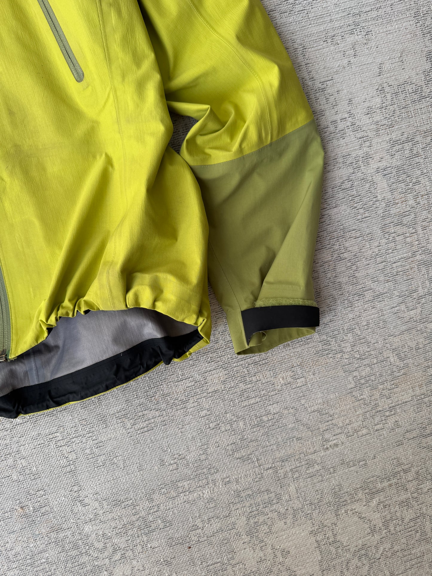 Arc’teryx Gore-Tex XCR Jacket (Women’s XS)