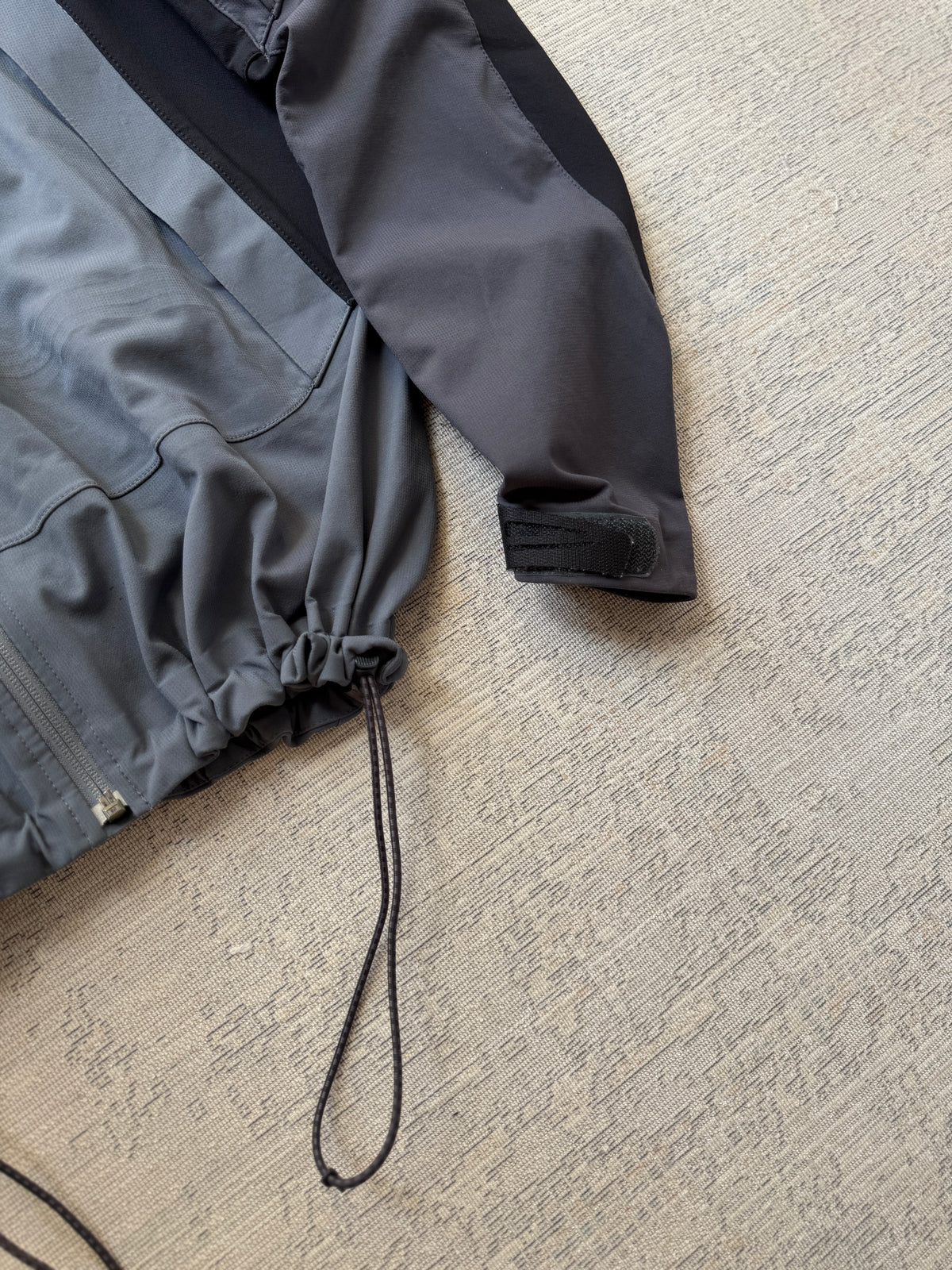 The North Face Summit Series Apex Softshell Jacket – Grey / Black (M)