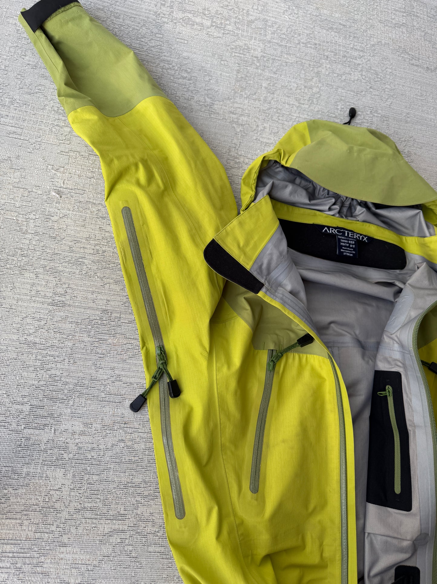 Arc’teryx Gore-Tex XCR Jacket (Women’s XS)