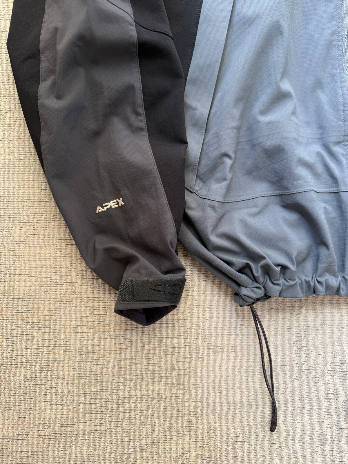 The North Face Summit Series Apex Softshell Jacket – Grey / Black (M)