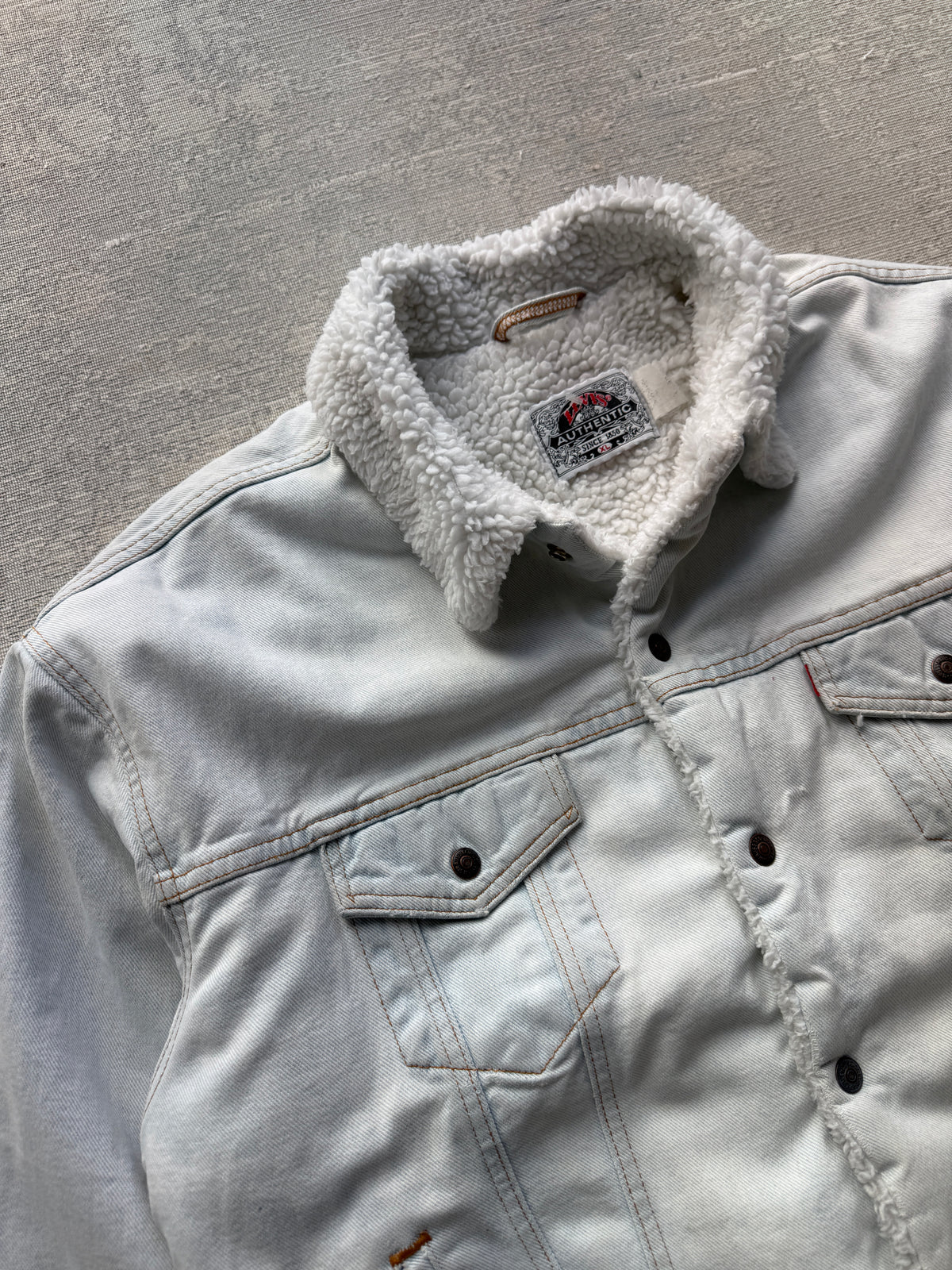 Vintage 90s Levi’s Sherpa-Lined Denim Trucker Jacket – Light Wash (L)
