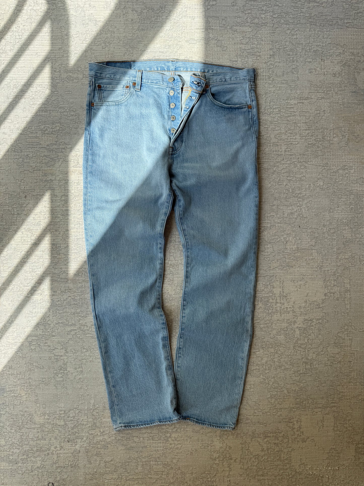Levi’s 501 Washed Blue Jeans (W34 L30)