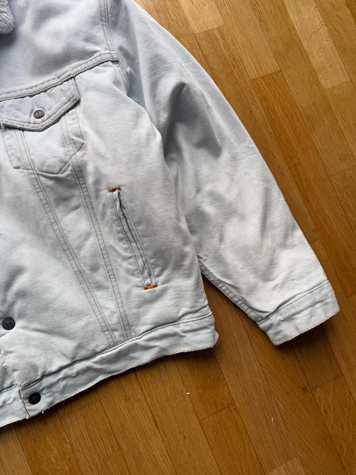 Vintage 90s Levi’s Sherpa-Lined Denim Trucker Jacket – Light Wash (L)