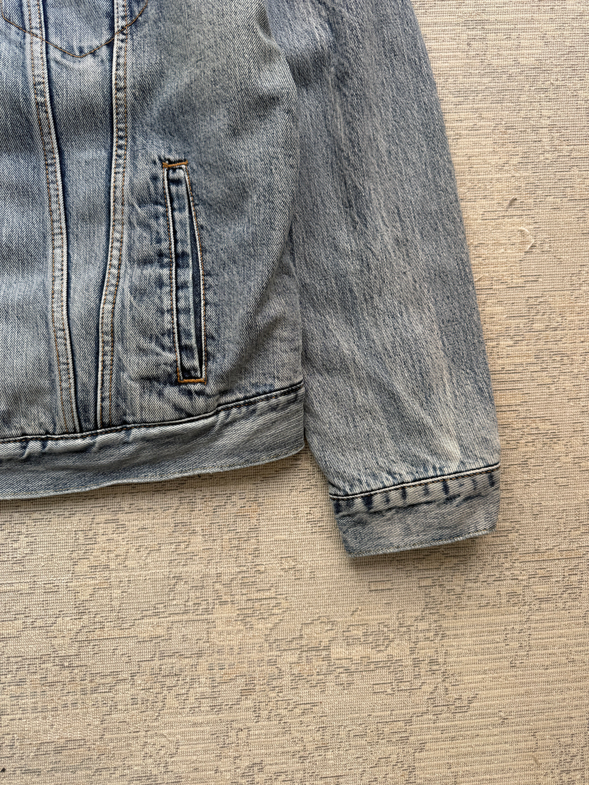 Levi’s Sherpa Trucker Denim Jacket – Light Wash (M)