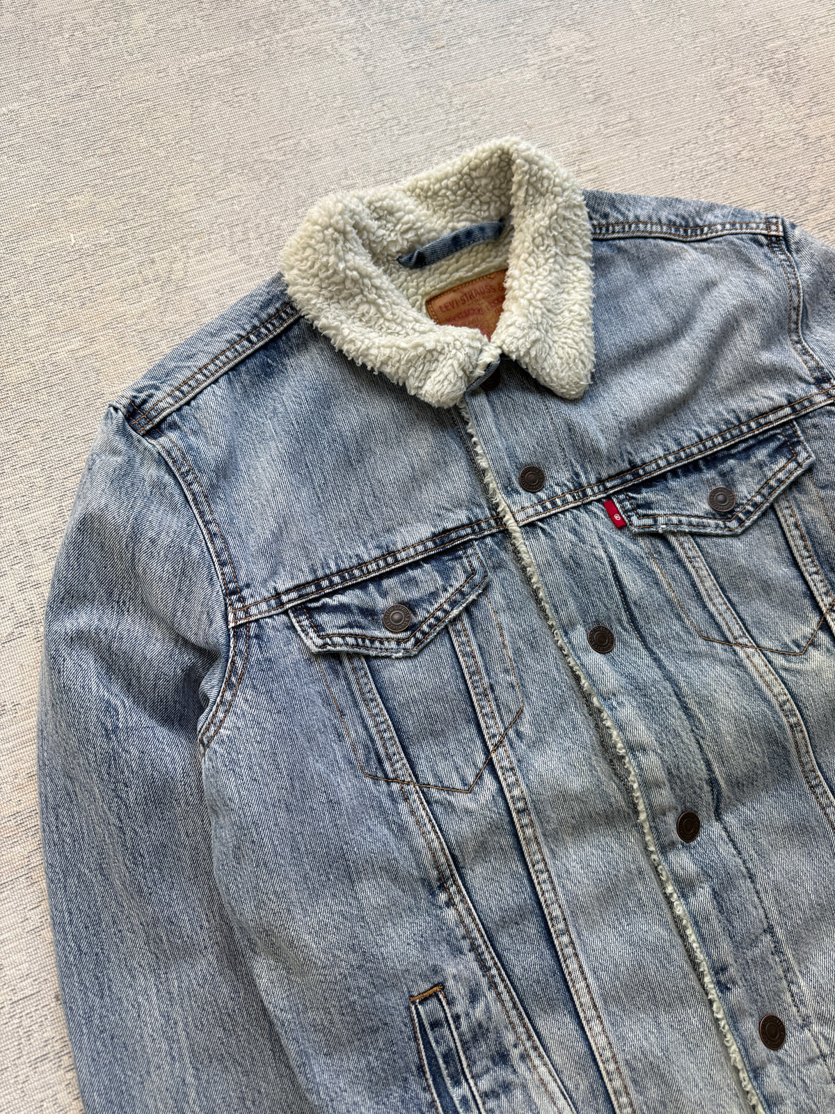 Levi’s Sherpa Trucker Denim Jacket – Light Wash (M)