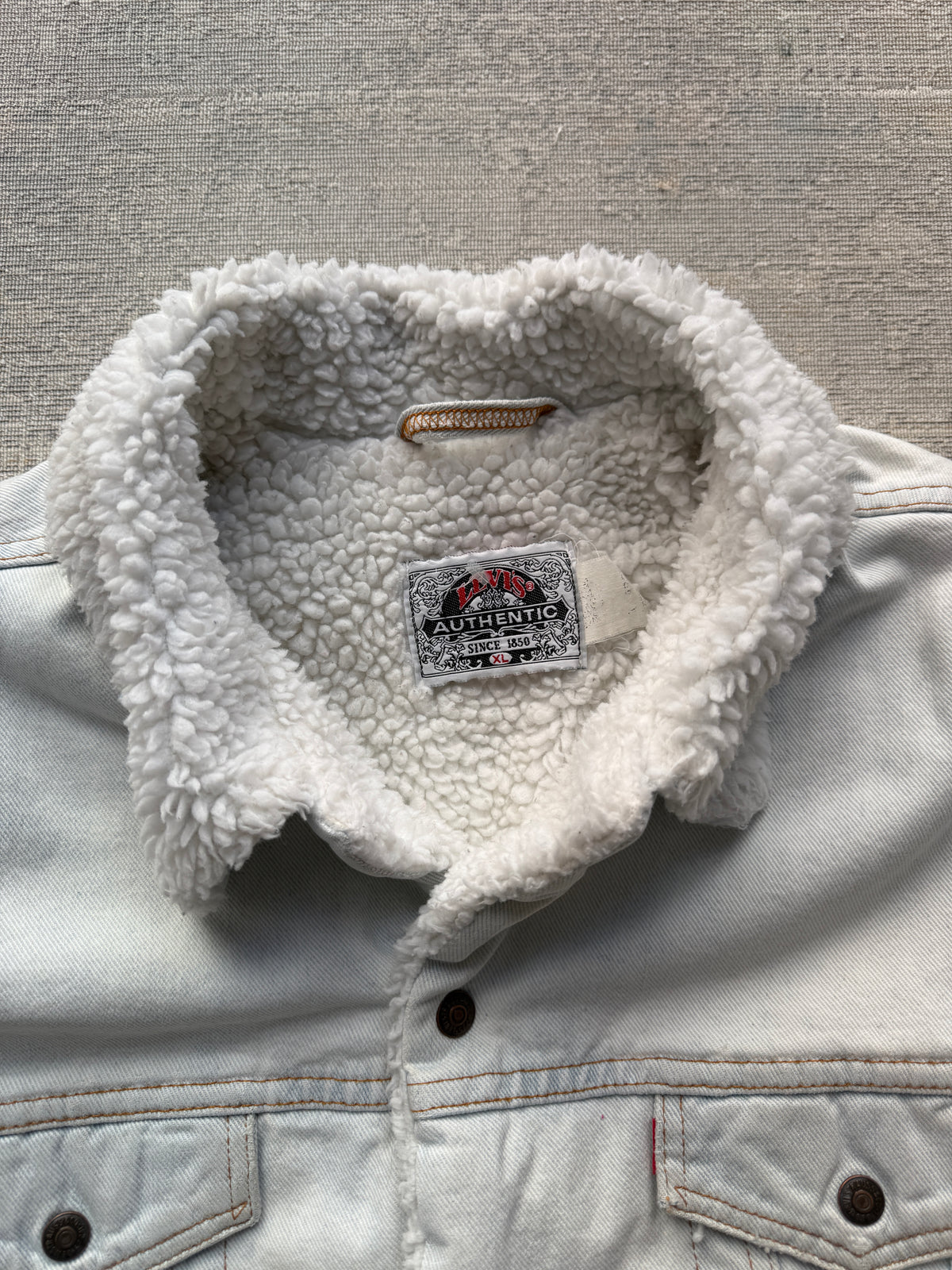 Vintage 90s Levi’s Sherpa-Lined Denim Trucker Jacket – Light Wash (L)
