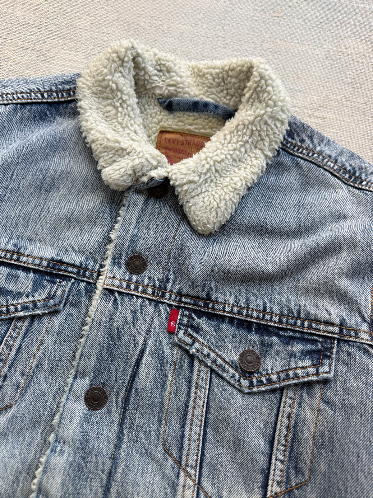 Levi’s Sherpa Trucker Denim Jacket – Light Wash (M)