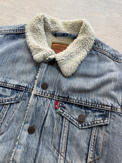 Levi’s Sherpa Trucker Denim Jacket – Light Wash (M)