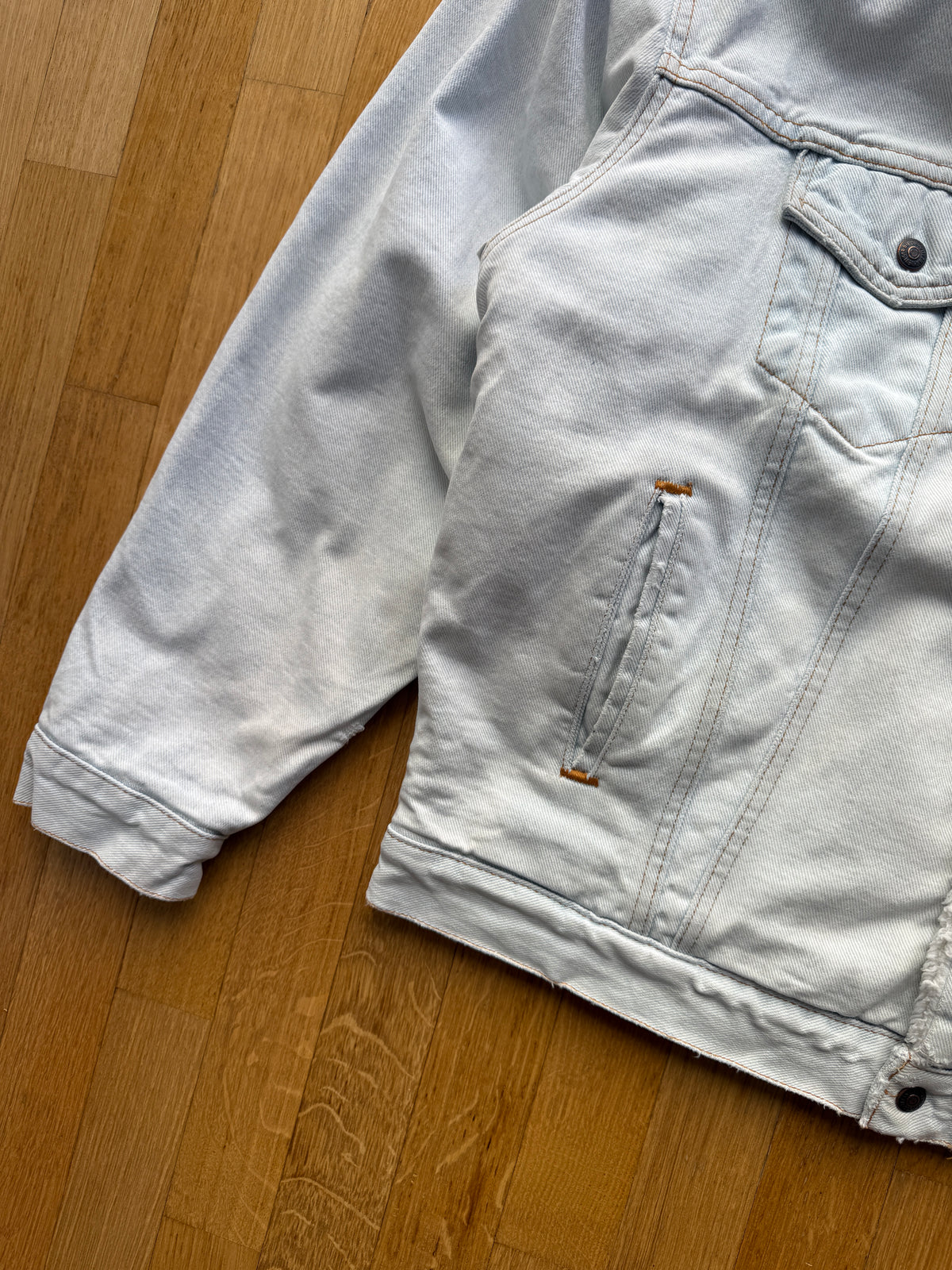 Vintage 90s Levi’s Sherpa-Lined Denim Trucker Jacket – Light Wash (L)