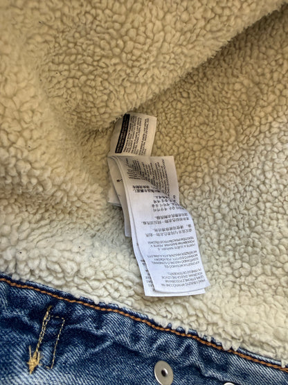 Levi’s Sherpa Trucker Denim Jacket – Light Wash (M)